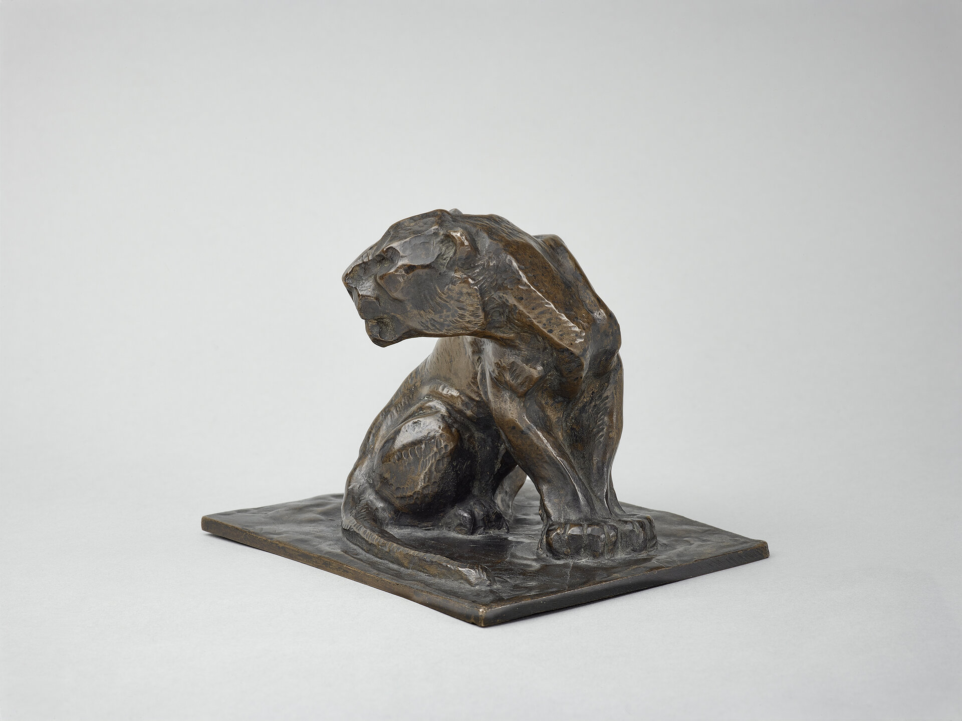 Abgebildet ist die bräunliche Bronzeplastik "Der Panther" von Franz Marc. Der Hintergrund ist hellgrau.